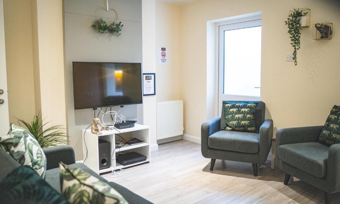 Crewe House | Spacious 4-bed house in Crewe by 53 Degrees Property, ideal for Contractors & Business, FREE parking - sleeps 7