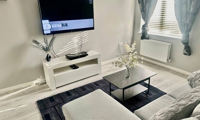 Bilston Hotel | Spacious 4-Bed in Vibrant Community with Family Park & Garden Oasis!