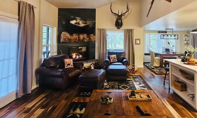 Easton House | Spacious 4 Bed + Lakes + ATV trails!