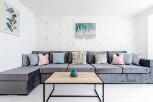 Belle Vue House | Spacious 4-Bed Manchester Home