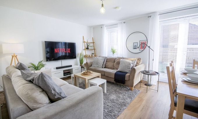 Long Eaton House | Spacious 4 Bed Modern Townhouse with Parking