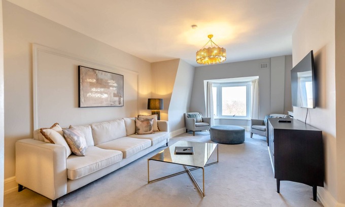 St. Johns Wood Apartment | Spacious 4 Bed Penthouse by Regent`s Park