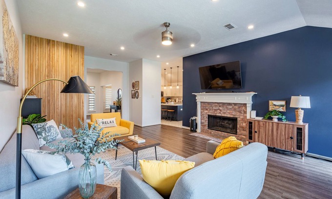 Pearland House | Spacious 4 bed room House Charming Pearland Retreat Family Friendly