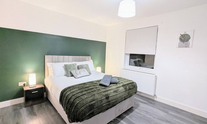 Colchester Apartment | Spacious 4 Bed/Sleeps 8
