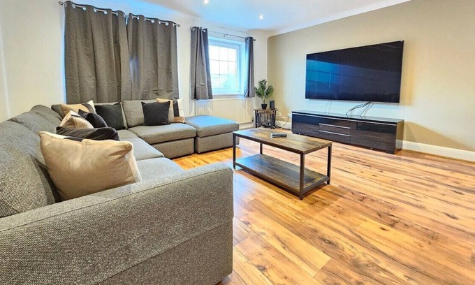 Pettits House | Spacious 4 Bedroom, Free Parking, Sleeps 7