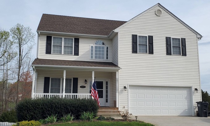 Forest House | Spacious 4 Bedroom 2.5 Bath Home, great location!