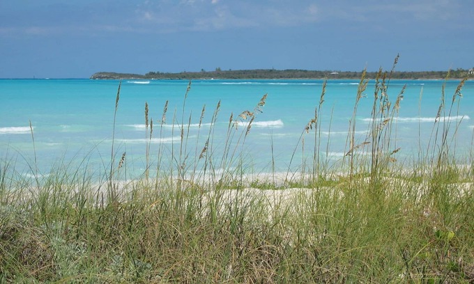 Spanish Wells House | Spacious 4 Bedroom 2 Bath Villa, Sea View 2 minute walk to beach, Kayak Included