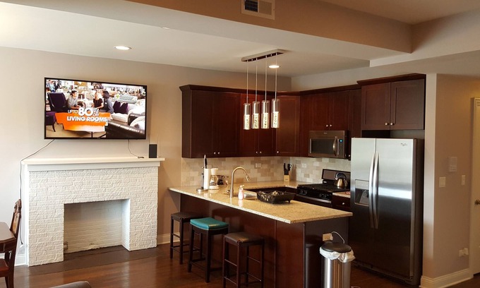 North Kenwood Apartment | Spacious 4 Bedroom (5 queen beds) 2 Bath in the kenwood neighborhood