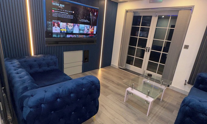 Uxbridge North Apartment | Spacious 4-bedroom apartment in Uxbridge with relaxing Hot tub and Pool table