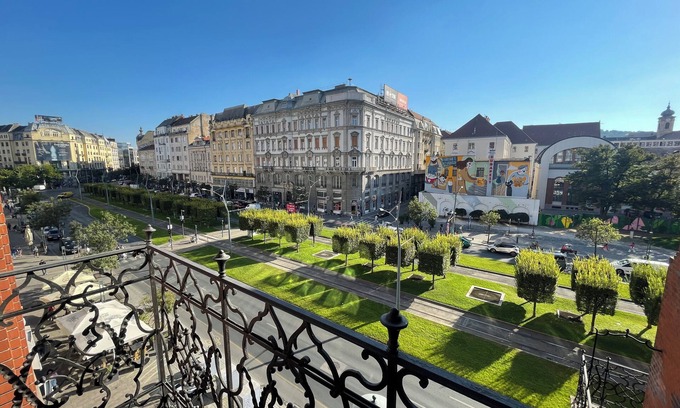 Inner City Budapest Apartment | Spacious 4-bedroom apartment with WiFi, AC in the Heart of Budapest