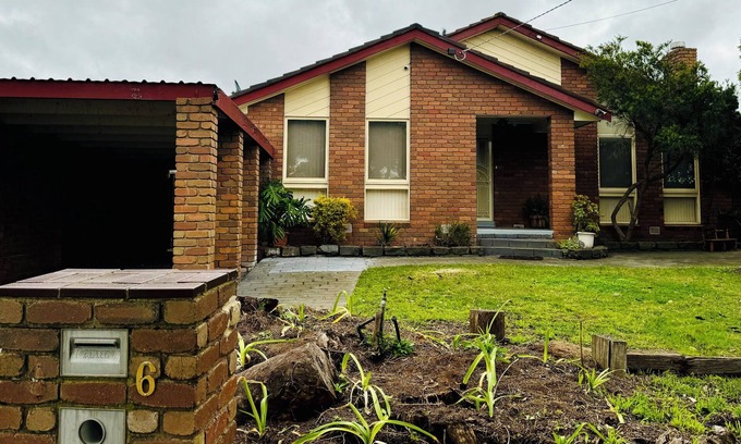 Craigieburn House | Spacious 4-bedroom house with WiFi and AC in tranquil Craigieburn.