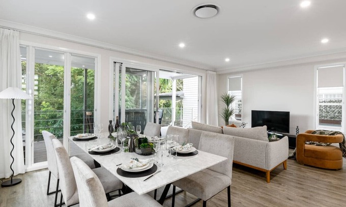 Bardon House | Spacious 4-Bedroom Bardon Retreat Across 2 Levels