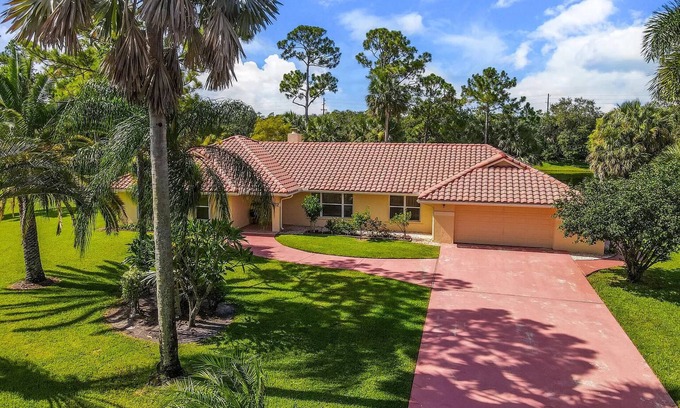 Lake Worth House | Spacious 4-bedroom country house in charming Wellington with WiFi, AC