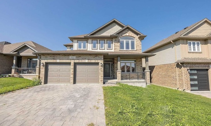 London House | Spacious 4 Bedroom Cozy Home with a Indoor Fireplace