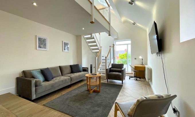 Doncaster Apartment | Spacious 4 Bedroom Duplex with Free Private Parking - Central Location, Near Doncaster Racecourse - Sleeps 7