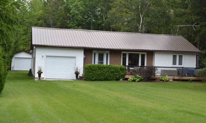 Red Bay House | Spacious 4-Bedroom Family Friendly Cottage