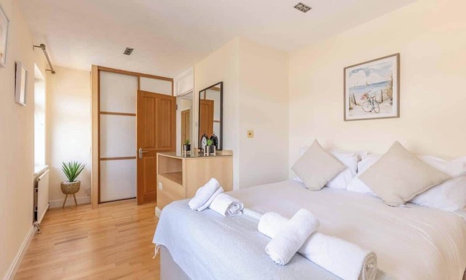 Maidenhead House | Spacious 4-Bedroom Home | Parking | Garden