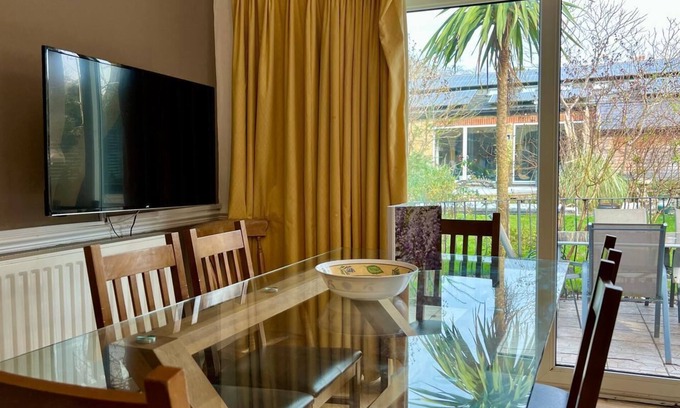 Lewisham Apartment | Spacious 4 bedroom ground floor apartment with indoor pool and offroad parking