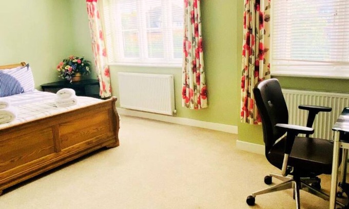 Sheerness House | Spacious 4 Bedroom Home With Free Wi-Fi, And Free Parking on The Isle Of Sheppey