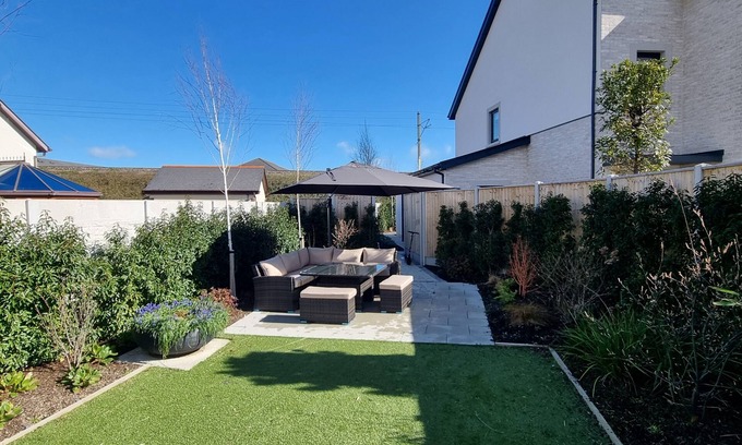 Greystones House | Spacious 4-bedroom house with south facing garden in tranquil Greystones WiFi