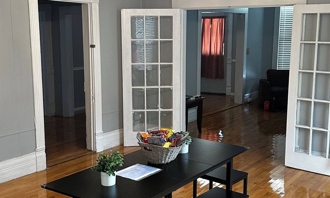 Birmingham House | Spacious 4 bedroom house in charming Birmingham with AC, WiFi