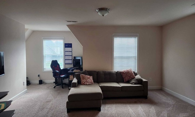 Burlington House | Spacious 4-bedroom house with WiFi and AC in Burlington. On a cul-de-sac.
