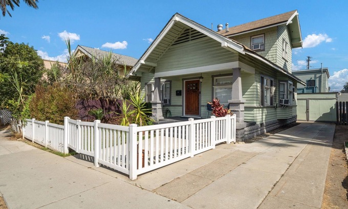 Willmore House | Spacious 4 Bedroom Home in Downtown Long Beach