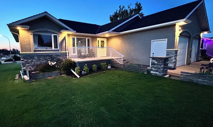 Cardston House | Spacious 4-bedroom house in charming Cardston with AC, WiFi