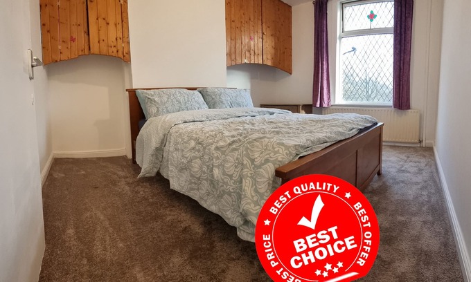 Rochdale House | Spacious 4 Bedroom House near Rochdale Swimming Pools