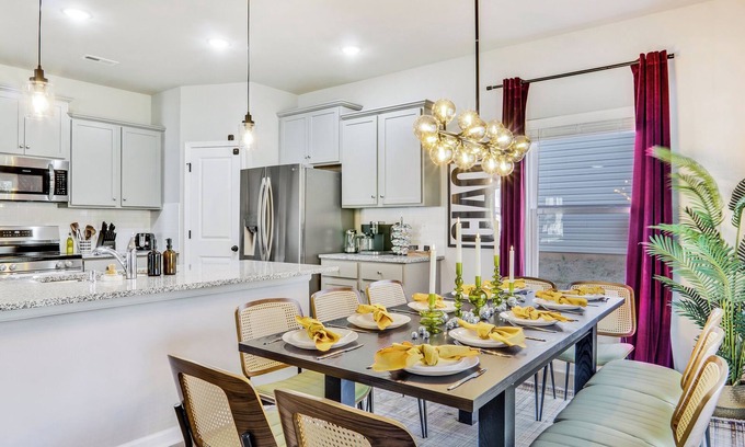 Sunset Road House | Spacious 4-bedroom house with BBQ and Games in Charlotte