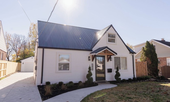Old Brooklyn House | Spacious 4-bedroom house in awesome Cleveland with AC, WiFi