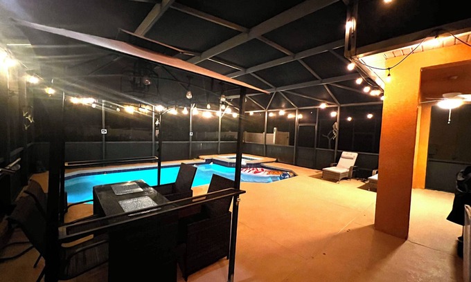 Loughman House | Spacious 4-bedroom house in awesome Davenport with AC, WiFi