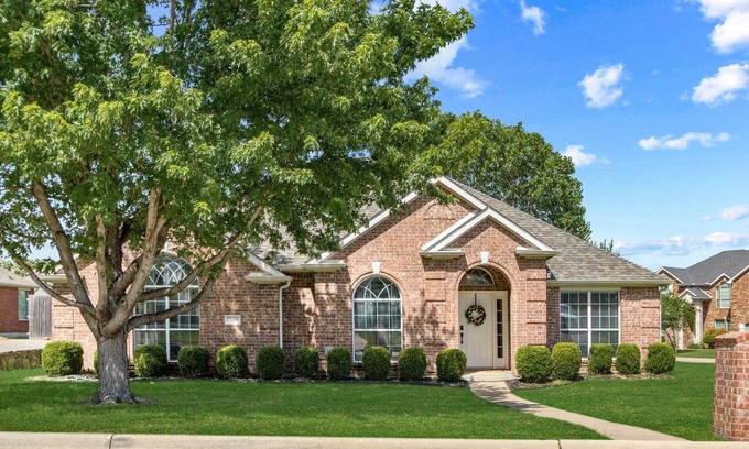 South Arlington House | Spacious 4 bedroom home with a Hot Tub, Just 15 Miles from the ATT Stadium!