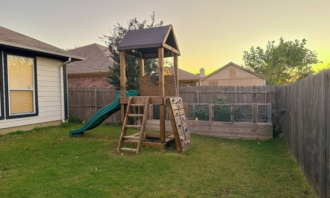 Mansfield House | Spacious 4-bedroom house in Mansfield. Extended Stay is welcomed