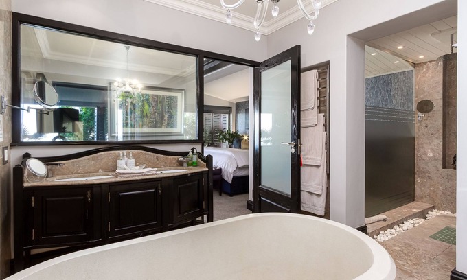 Hout Bay House | Spacious 4 bedroom house in beautiful Cape Town with ocean and mountain views