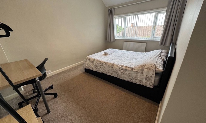 Reading House | Spacious 4 Bedroom Home|FREE Parking & Wi-Fi|Garden