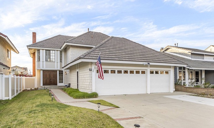 Northwood House | Spacious 4 Bedroom Home, close to Parks !
