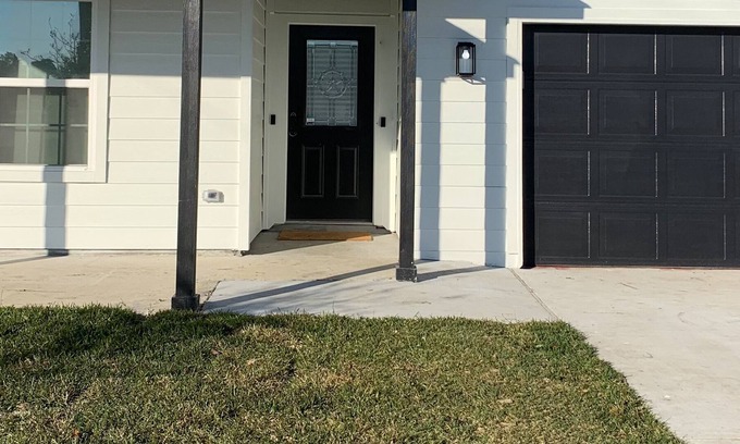 Baytown House | Spacious 4 bedroom home - Great location!