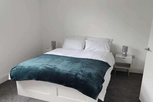 Faversham House | Spacious 4-Bedroom House - Garden & Free Parking