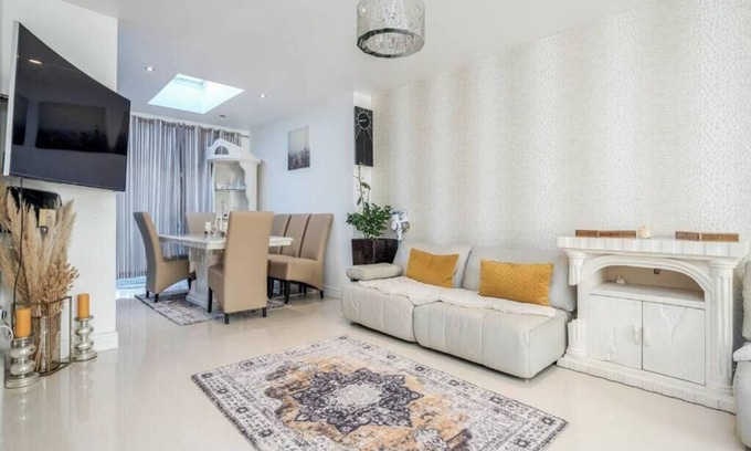 College Park and Old Oak House | Spacious 4 bedroom House with a Private Garden