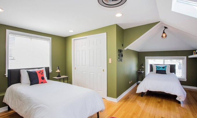 Dunning House | Spacious 4-bedroom house in charming Chicago with Game room and outdoor dining