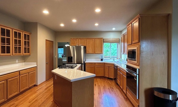 Carver House | Spacious 4-bedroom house in charming Gresham with WiFi, AC, kitchen appliances,