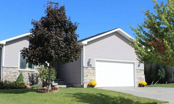 Lincoln House | Spacious 4-bedroom house with AC, WiFi in NW Lincoln