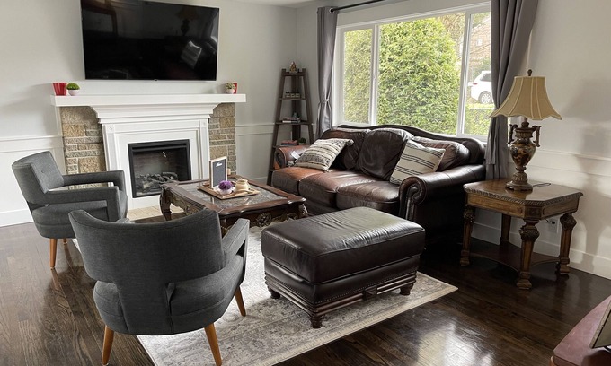 Dunlap House | Spacious 4 Bedroom House in Quiet Neighborhood, near Light Rail