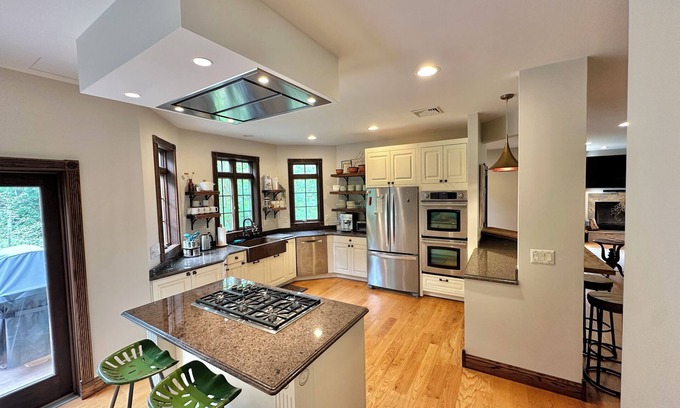 Warwick House | Spacious 4-bedroom house in charming Warwick with AC, WiFi