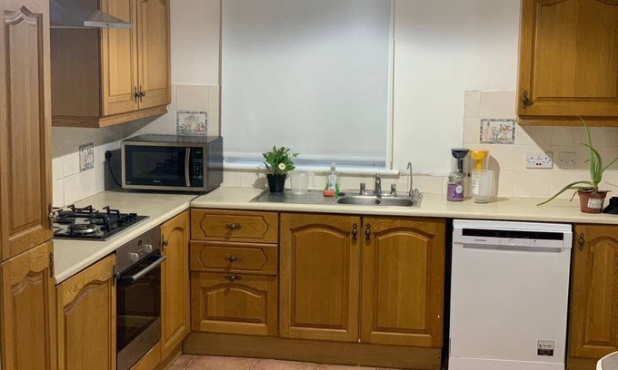 Ongar House | Spacious 4-bedroom house in Clonee with WiFinnOwner is staying @ Same Property