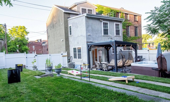 Albany House | Spacious 4-bedroom house with plenty of amenities in Downtown Albany