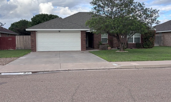 Clovis House | Spacious 4-bedroom house with WiFi, AC in welcoming Clovis
