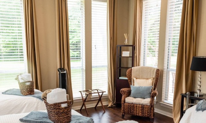 Lake Dallas House | Spacious 4-bedroom house on 3 Acres in fabulous Lake Dallas with AC & WiFi