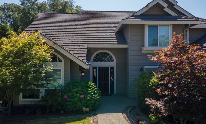 Folsom House | Spacious 4-bedroom house in Folsom near Sundhal Elementary School and the Lake.